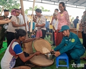 ឃុំ O Lam (ខេត្ត An Giang វៀតណាម) រៀបចំការប្រកួត “បុកអង្ករសំប៉ែត” ឆ្នាំ២០២៥